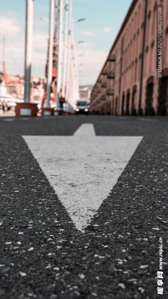 道路上的白色箭头标识