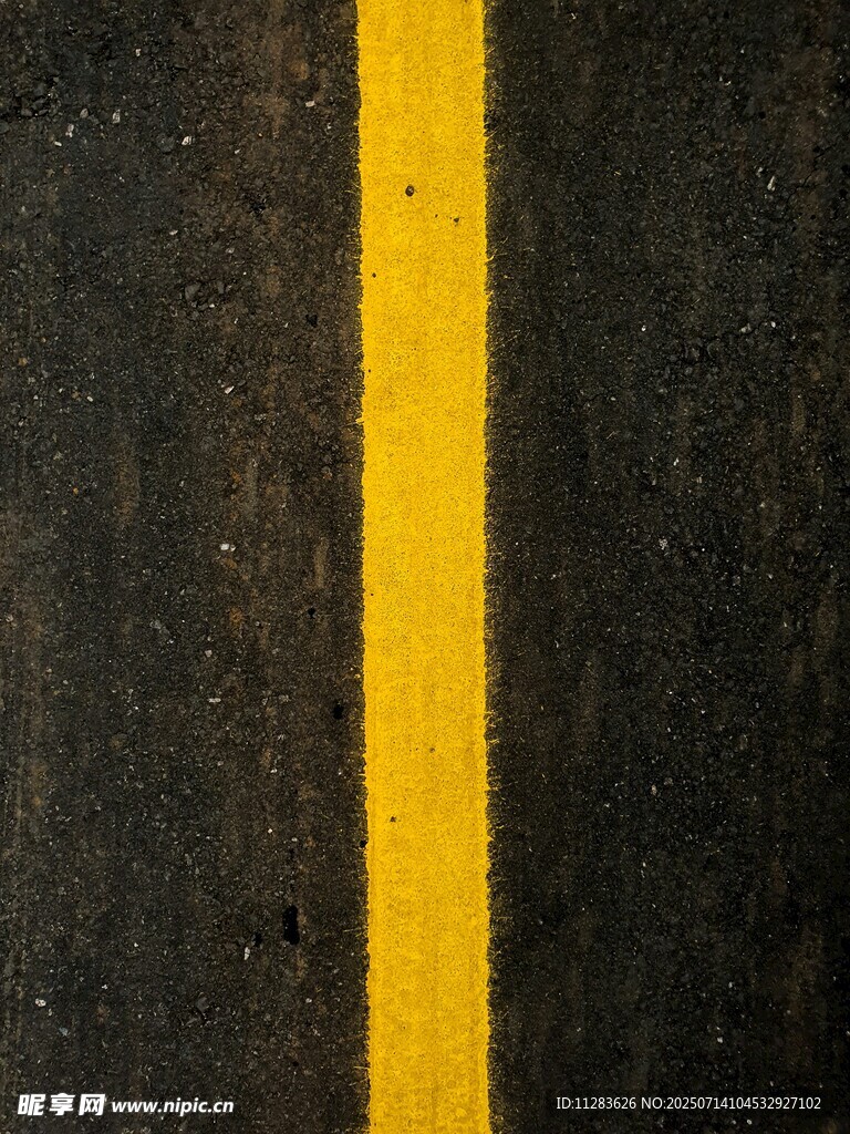 路面上的黄色分隔标线