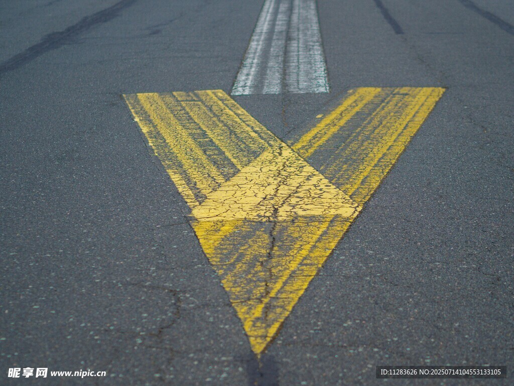道路上的黄色倒三角标线