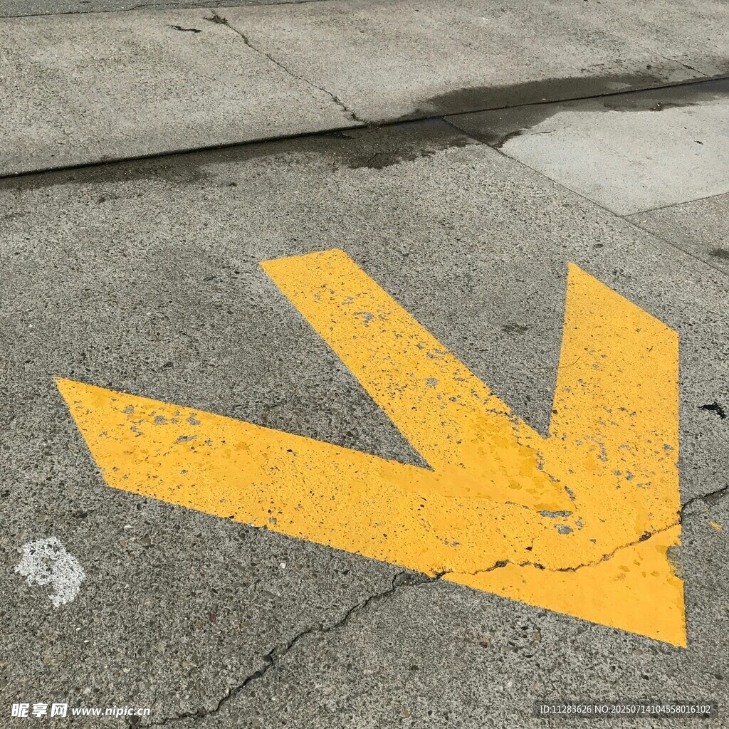 路面黄色箭头指示标志