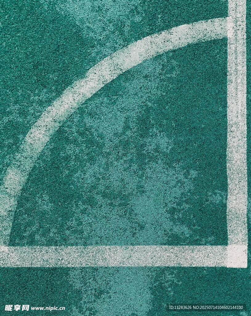 绿色场地的弧形标线