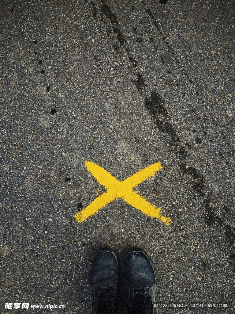 脚下的黄色交叉标识