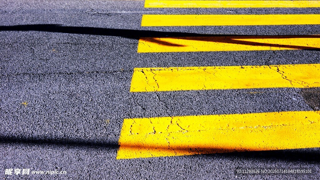 道路上的黄色标线