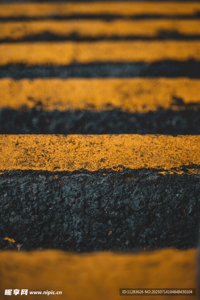 道路上的黄黑相间警示条纹
