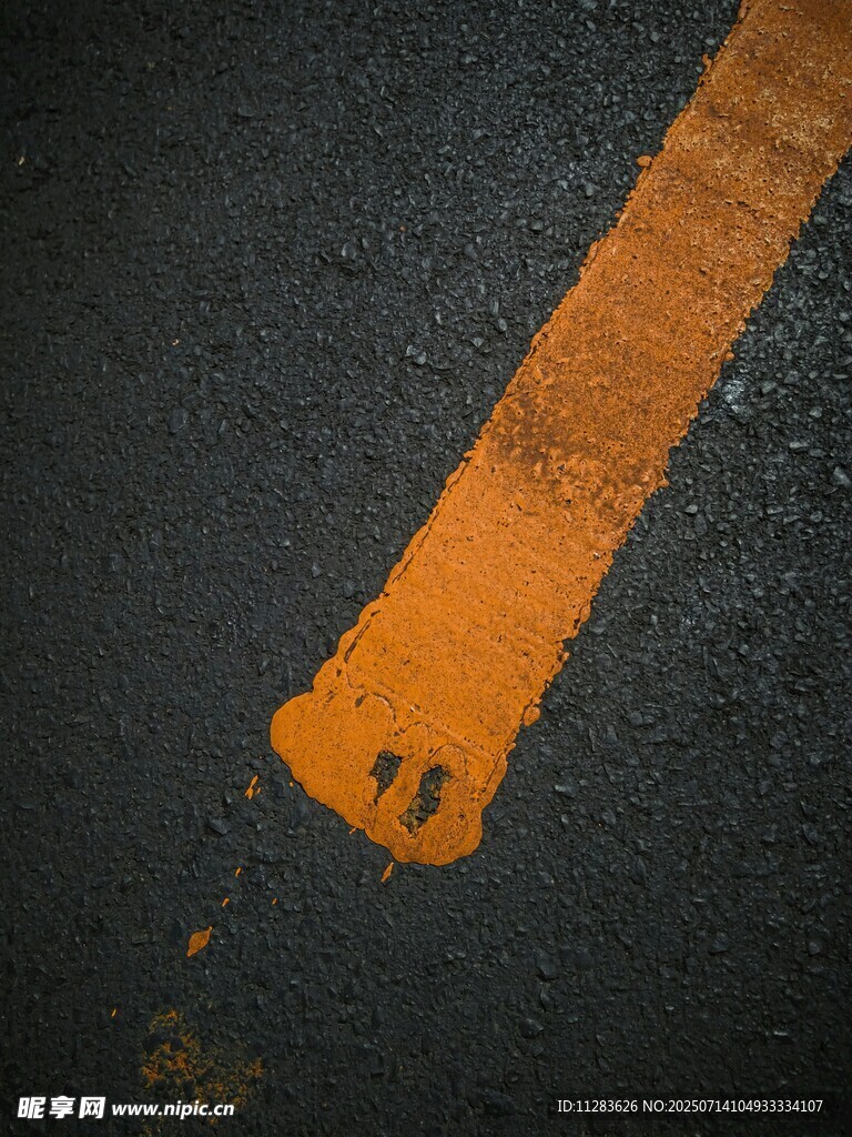 路面上的黄色标线痕迹