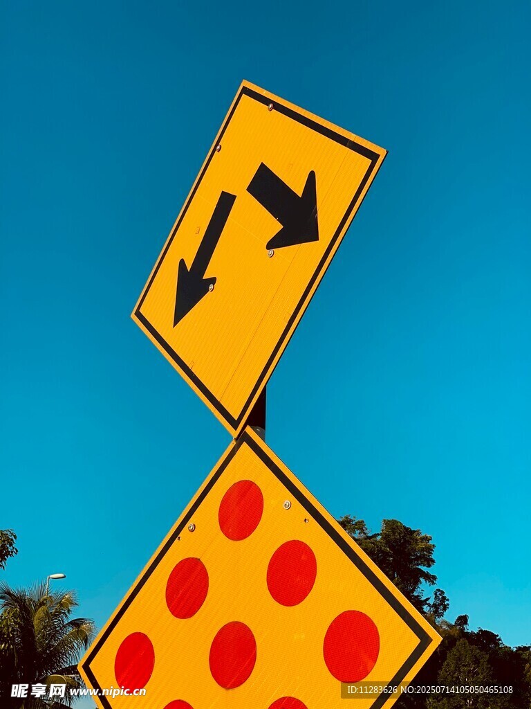 道路警示标志特写