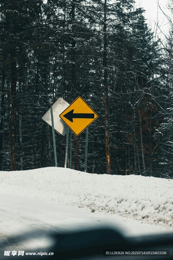 雪地中的道路指示牌