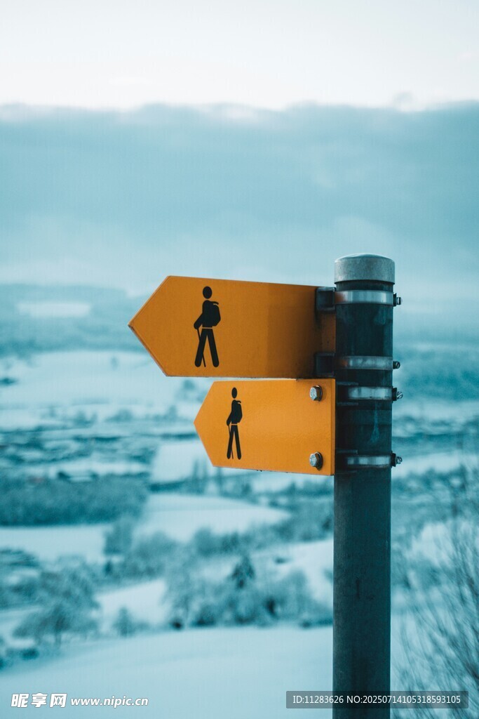 雪地路标指示徒步方向