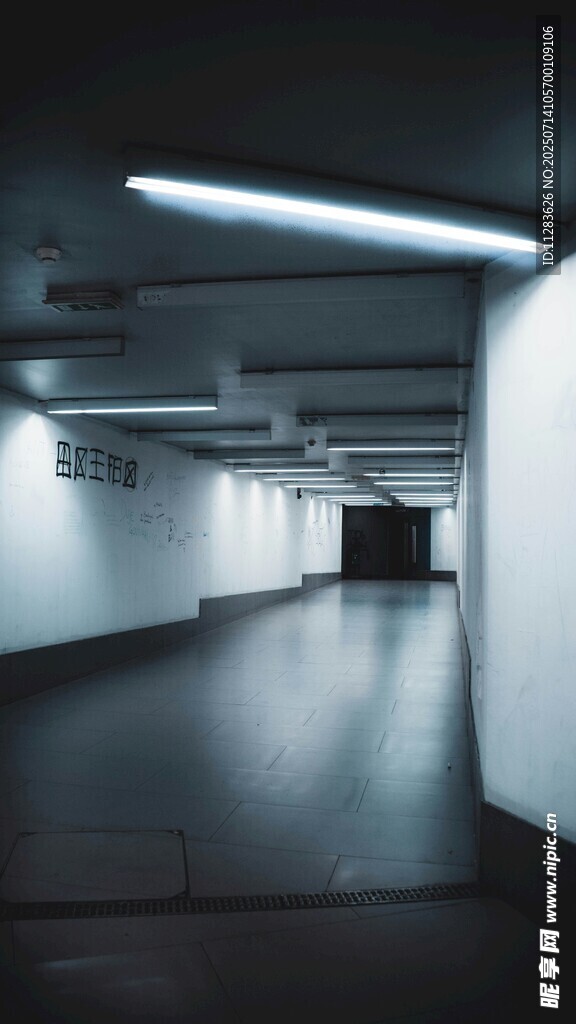 空旷昏暗的地下走廊空间