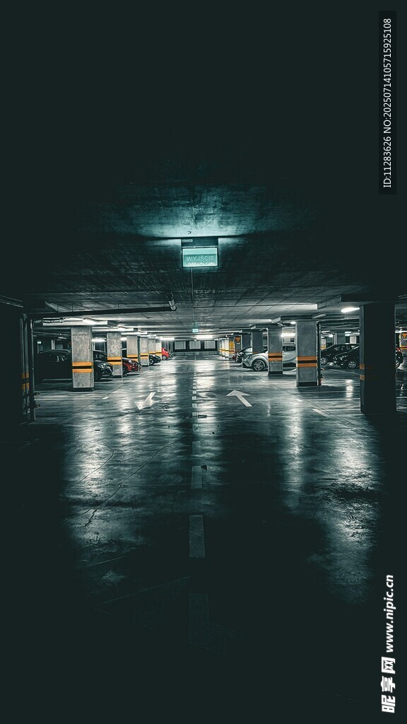 雨夜车站的静谧光影