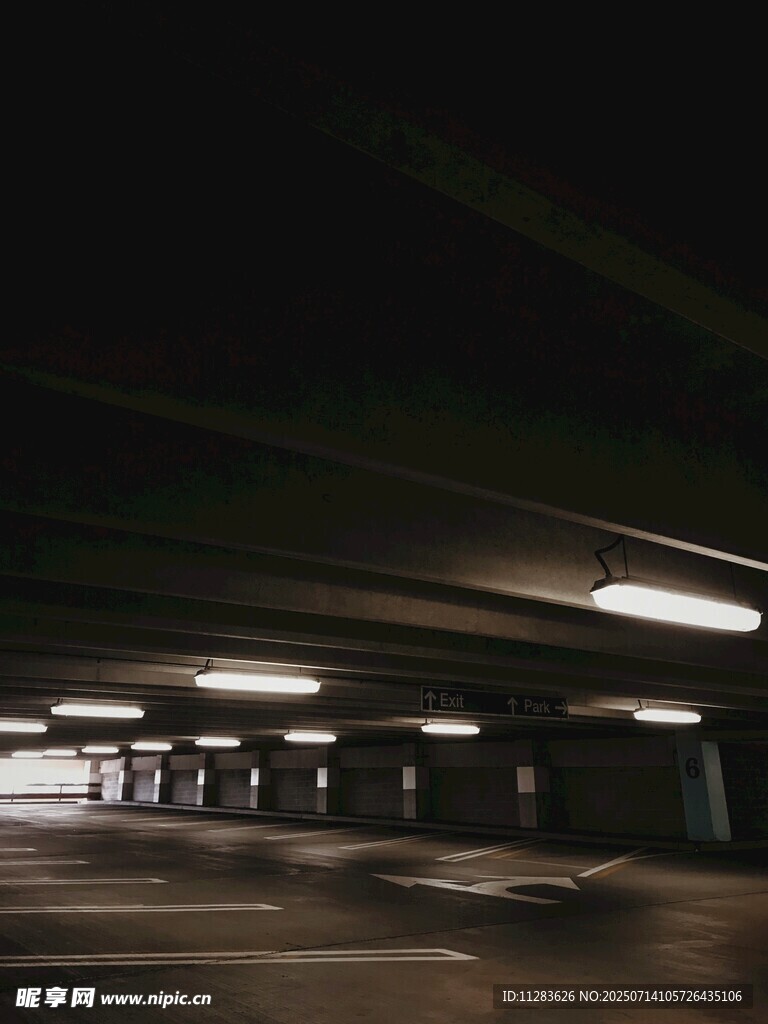 地下停车场内的明亮灯光