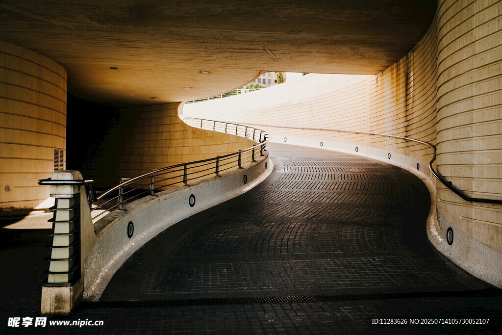 弧形坡道建筑内部景观