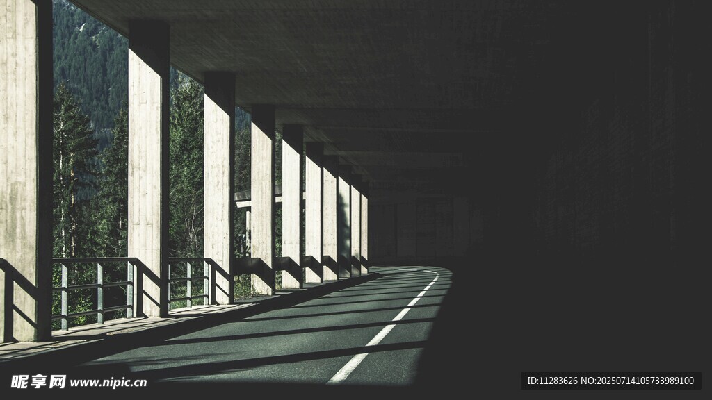空旷隧道内的延伸道路