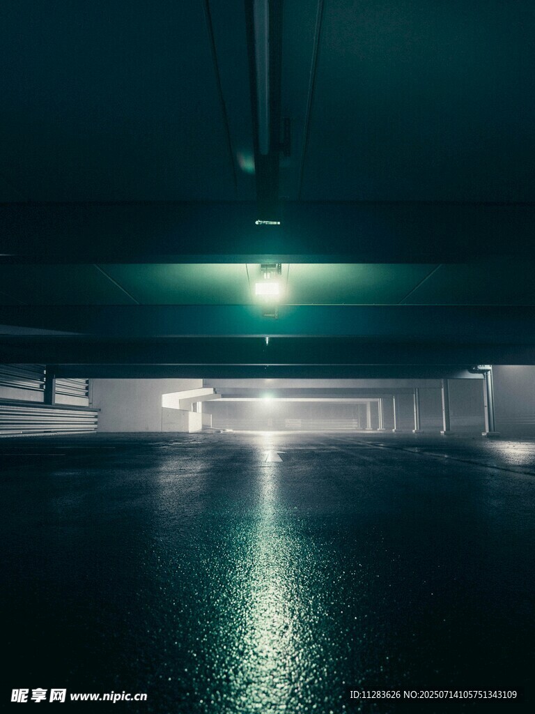 地下停车场的静谧光影