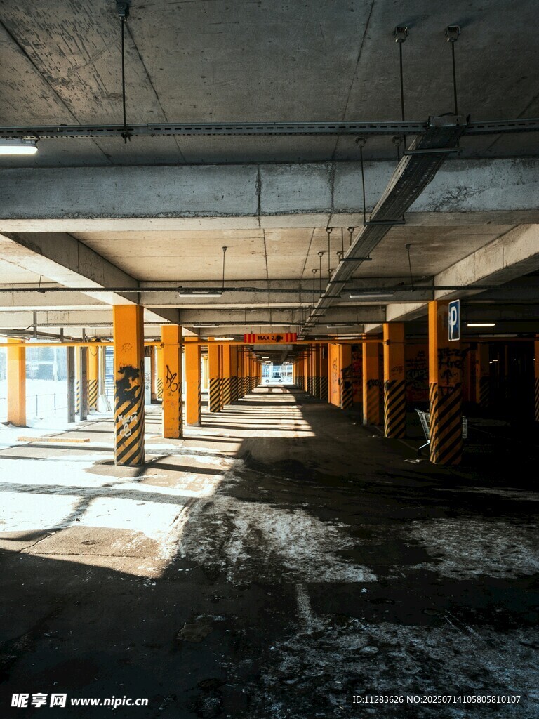 废弃建筑内部空旷场景