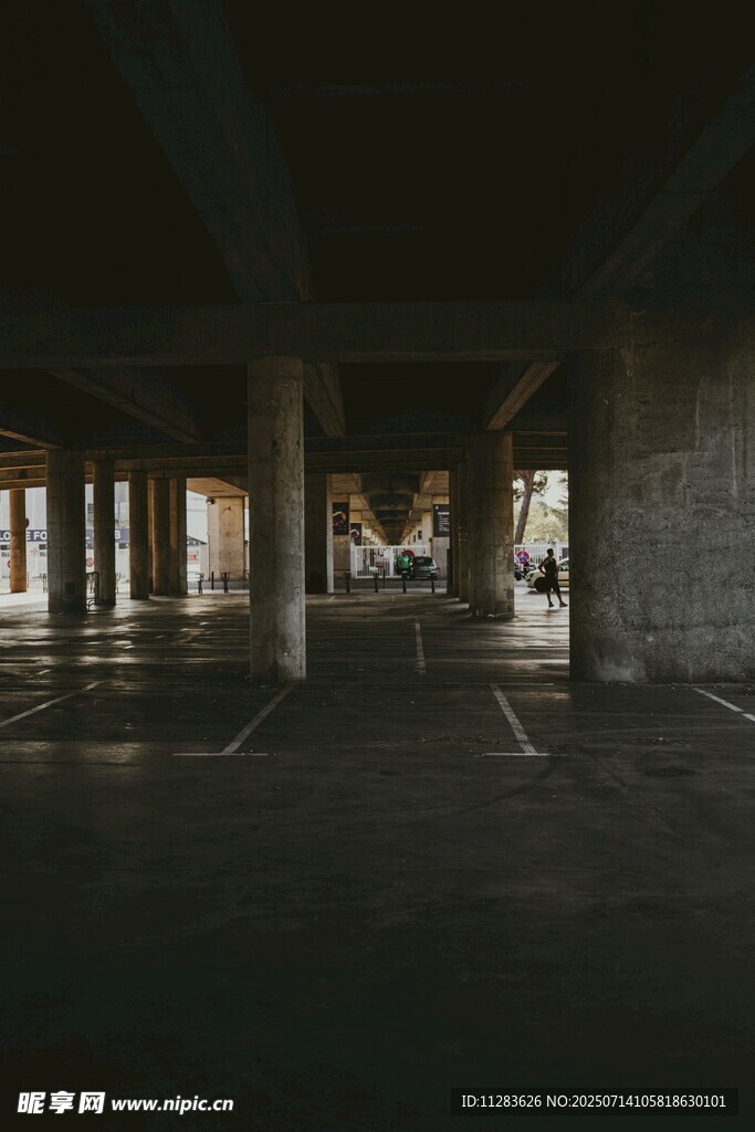 废弃建筑内部空旷场景