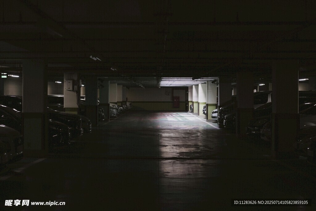昏暗走廊尽头的微光