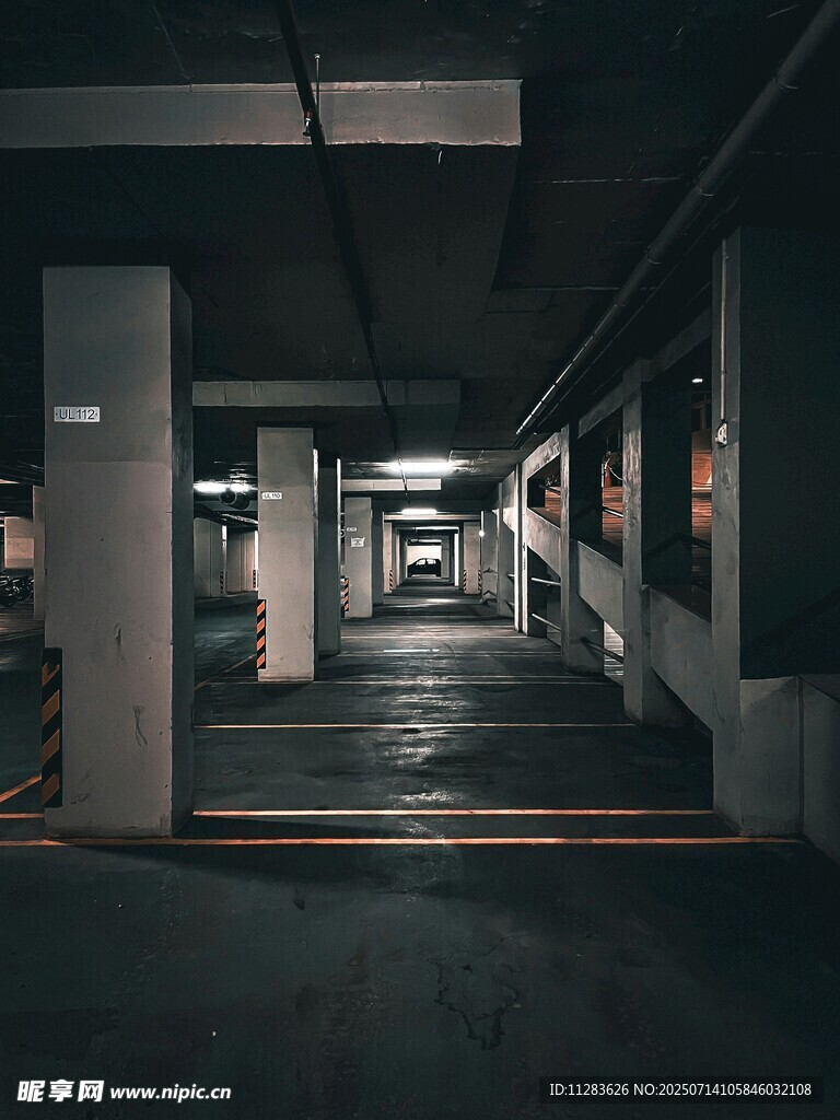 地下停车场内昏暗通道