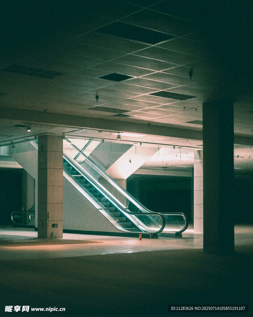 地下空间的自动扶梯场景