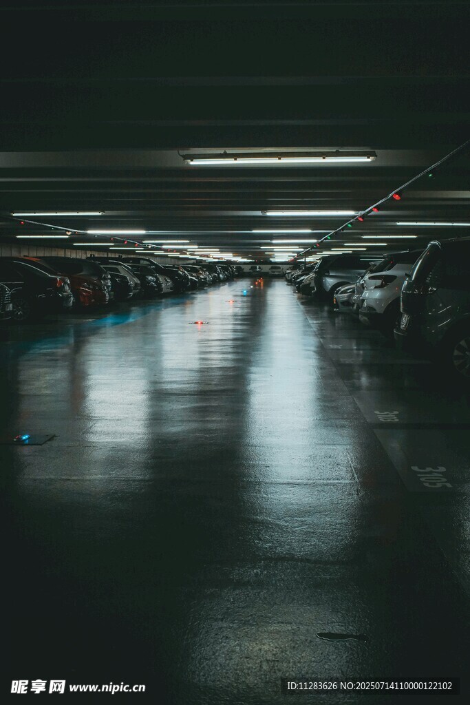 地下停车场的静谧光影