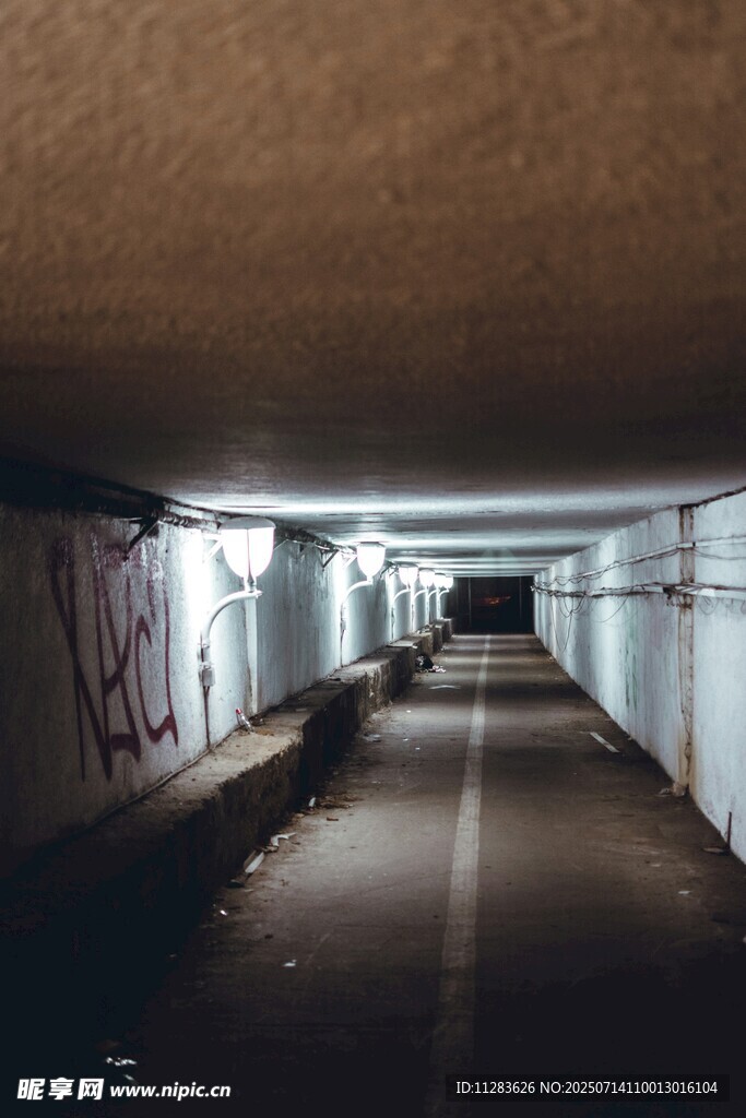 昏暗地下通道