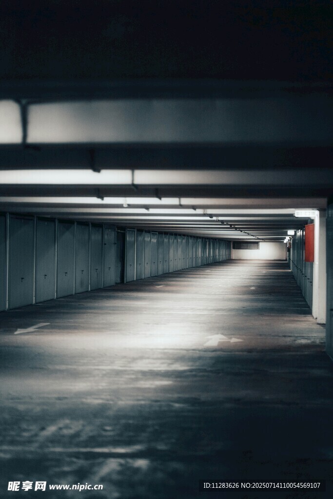 地下停车场的空旷通道