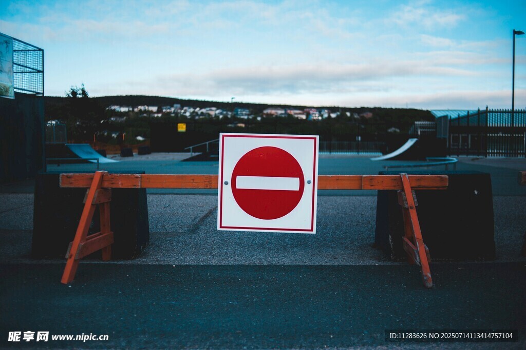禁止通行标志与路障