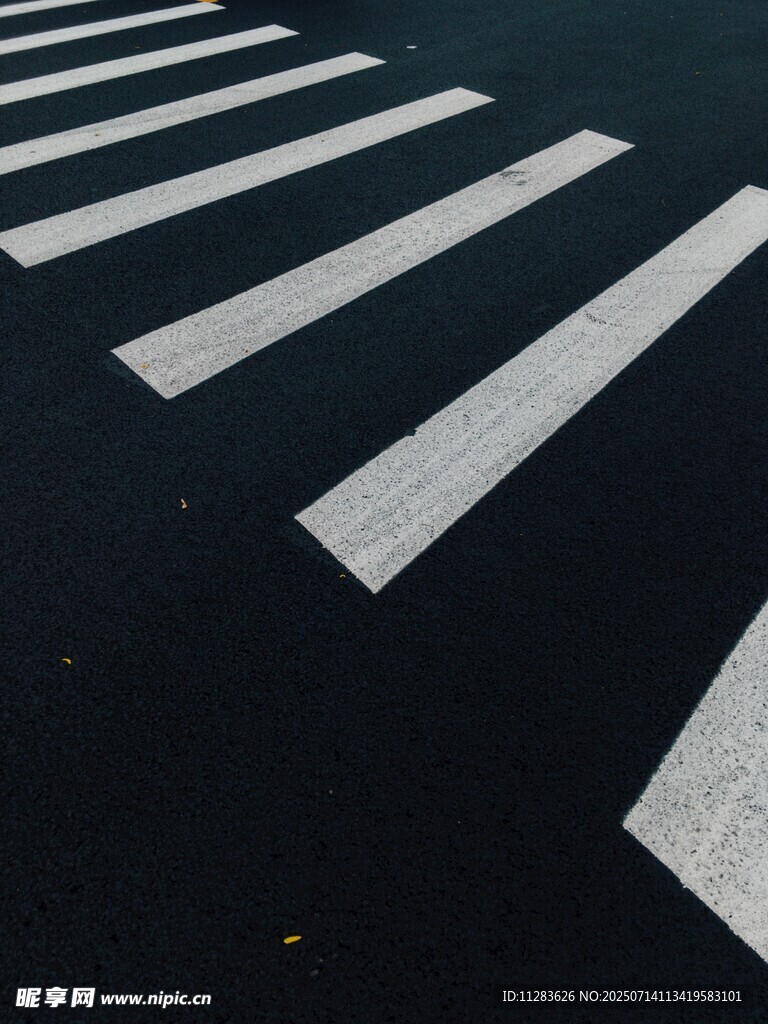 道路上的白色斑马线