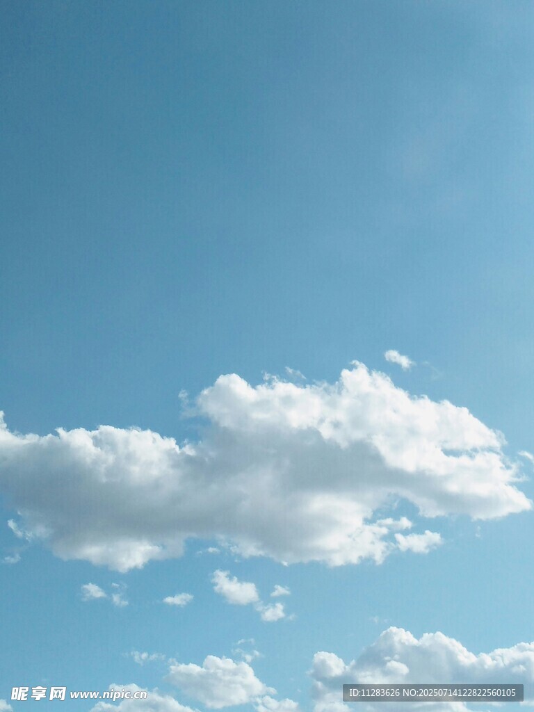 蓝天飘白云