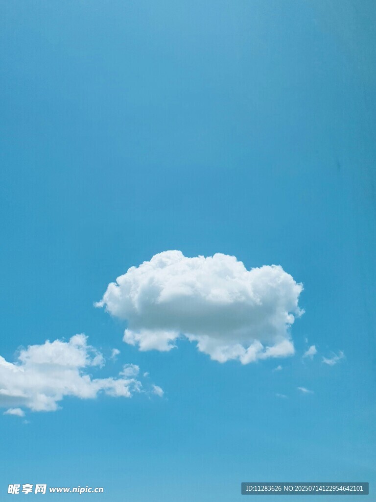 蓝天中的洁白云朵