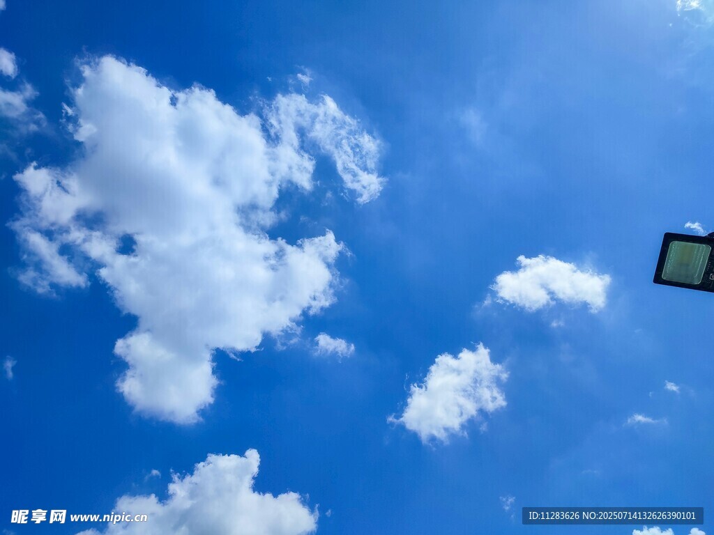 蓝天飘白云