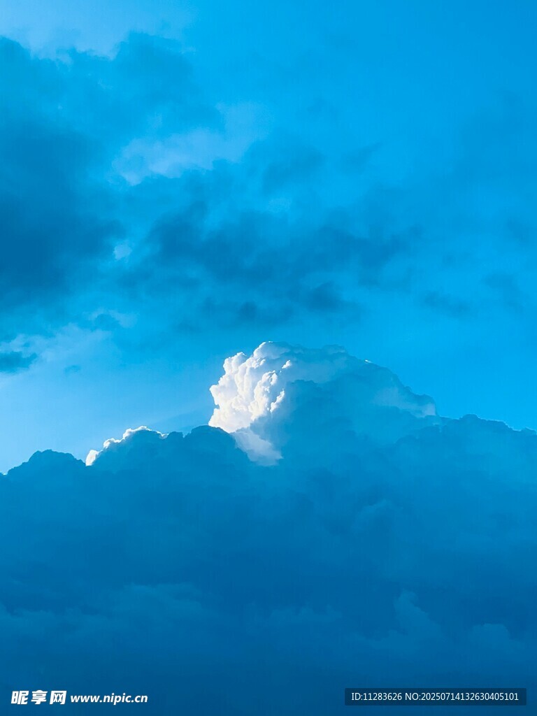 蓝天中的蓬松白云