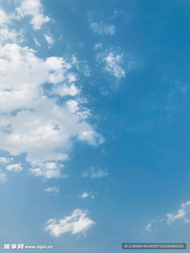 晴朗蓝天飘着几朵白云