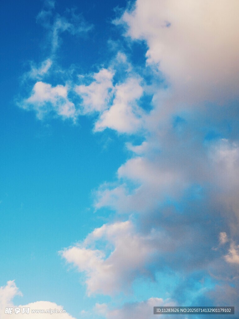 晴朗蓝天与蓬松云朵