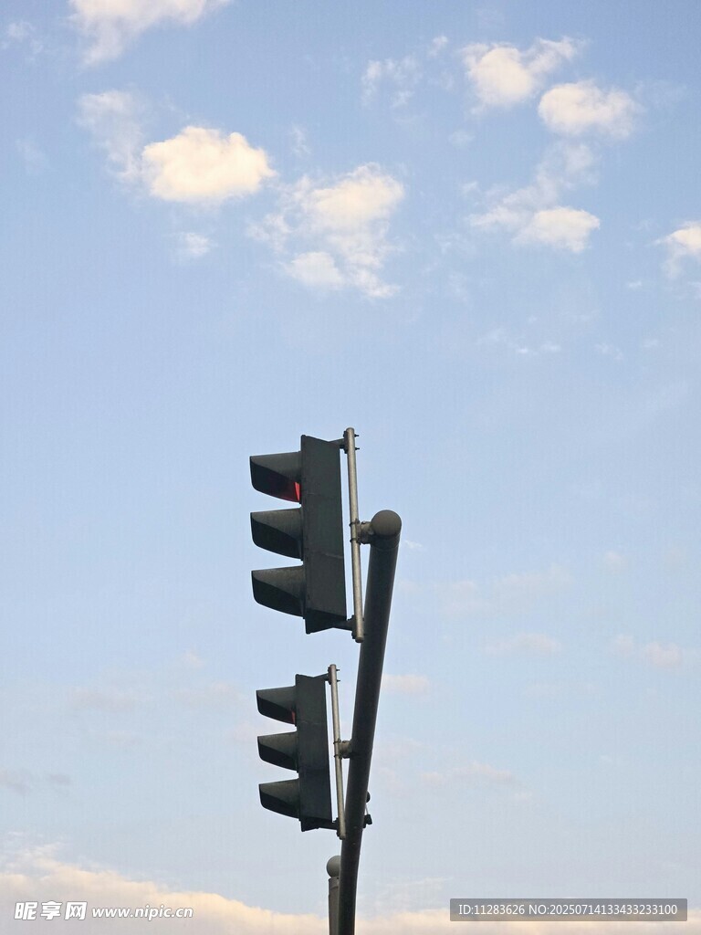 天空下的交通信号灯