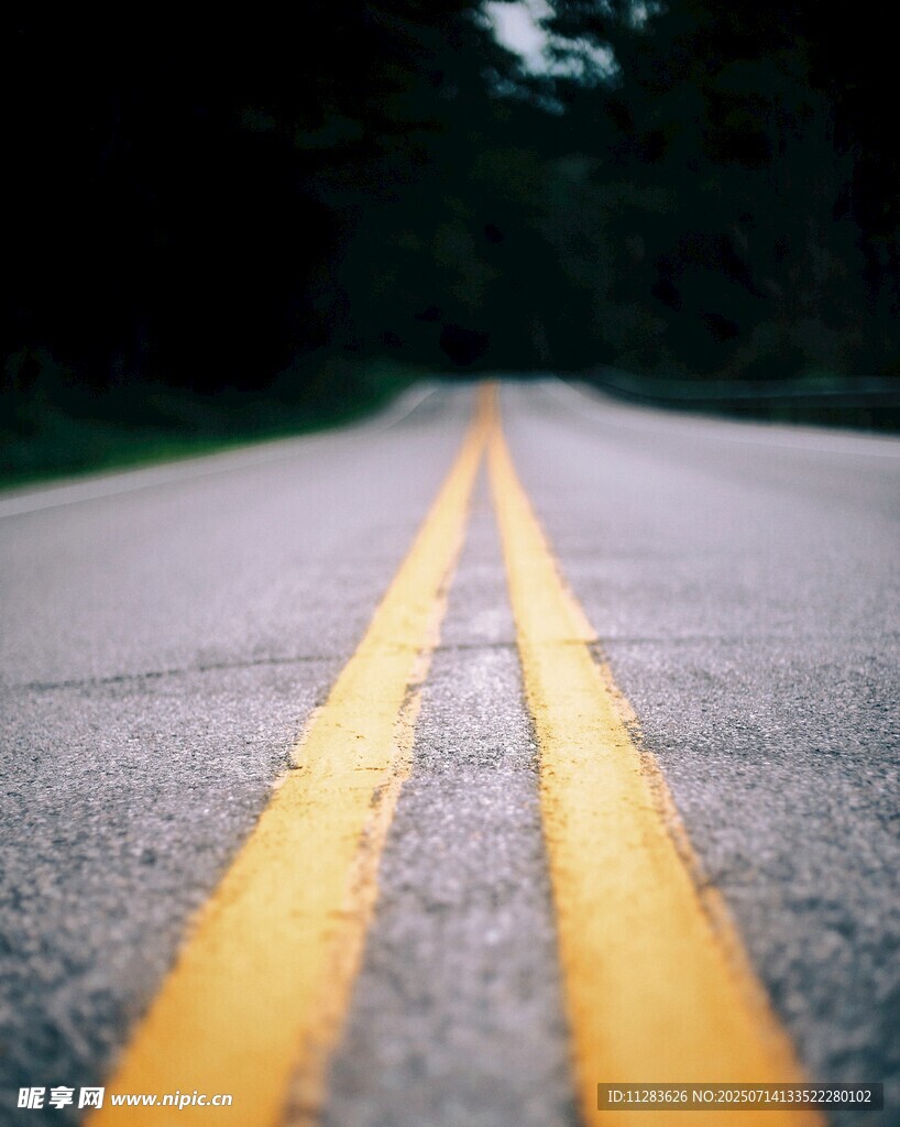 延伸向远方的双黄线道路