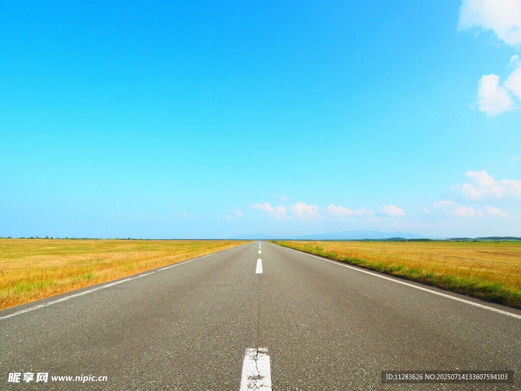 宽阔公路伸向远方