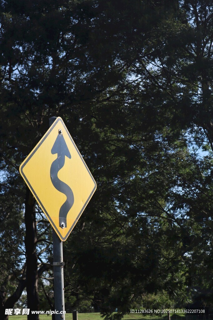 前方道路蜿蜒标志