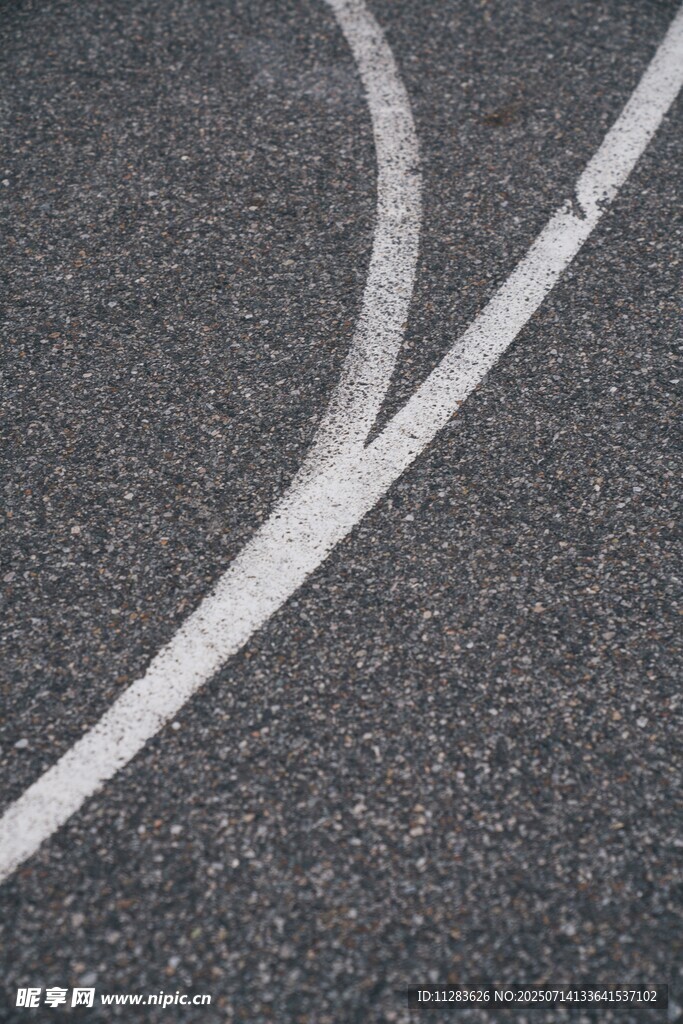 道路上的白色曲线痕迹