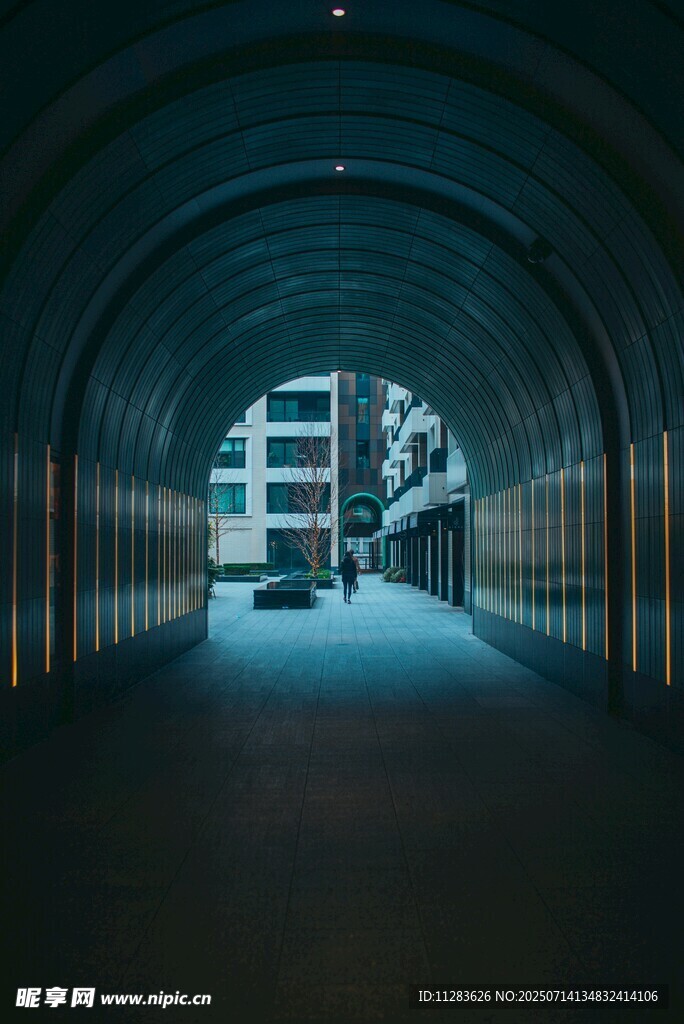 隧道尽头的城市景象
