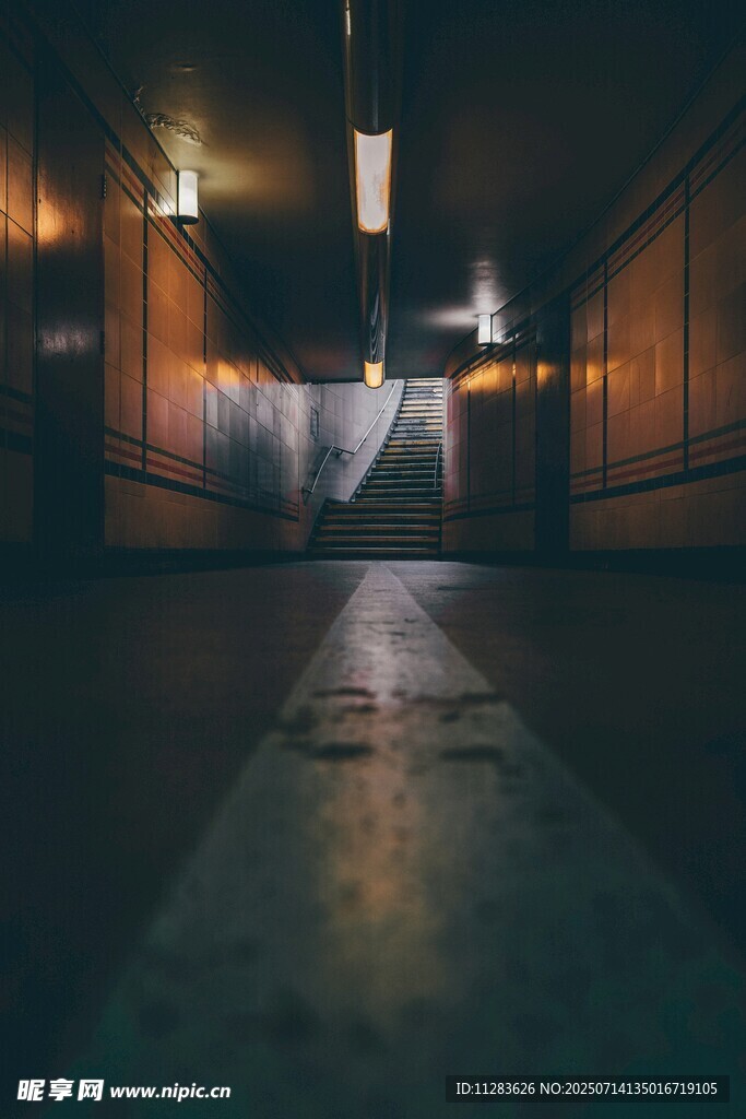 昏暗走廊尽头的微光