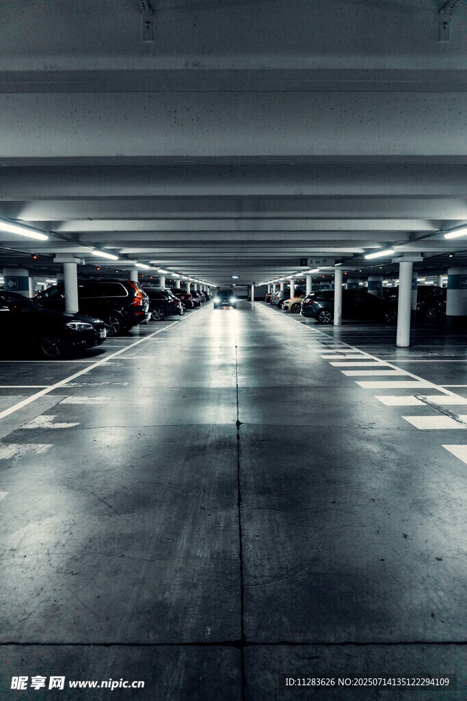 空旷地下停车场通道
