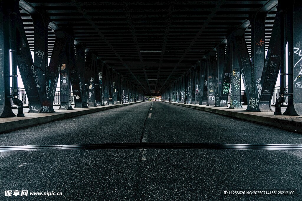 空旷公路桥