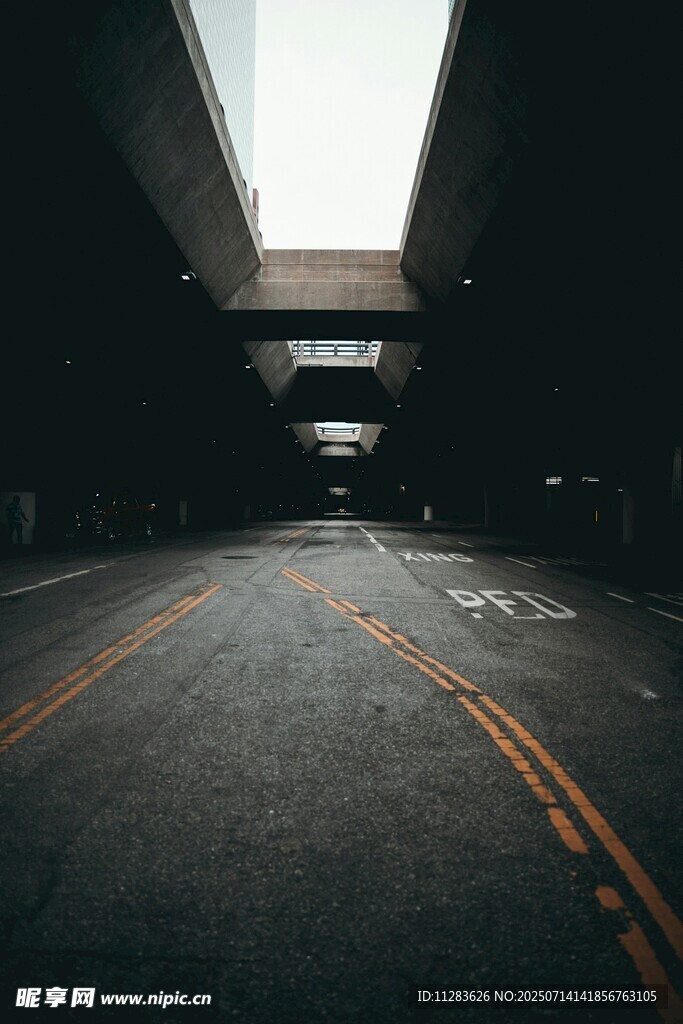 空旷道路下的城市通道