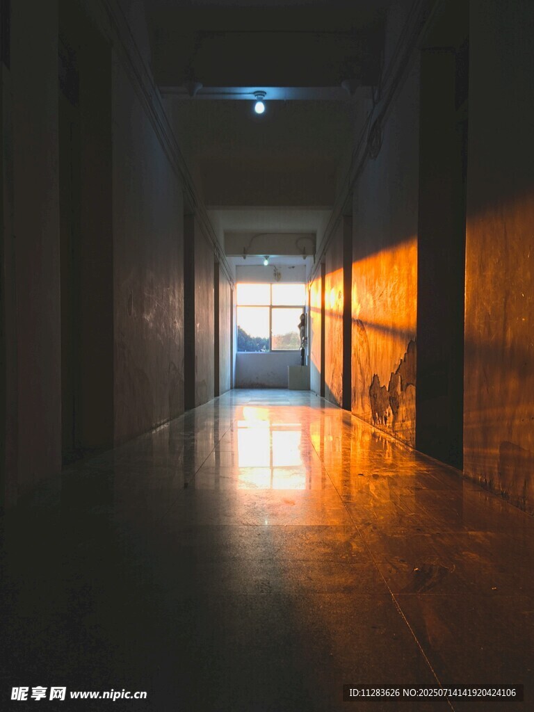 昏暗走廊尽头的光亮
