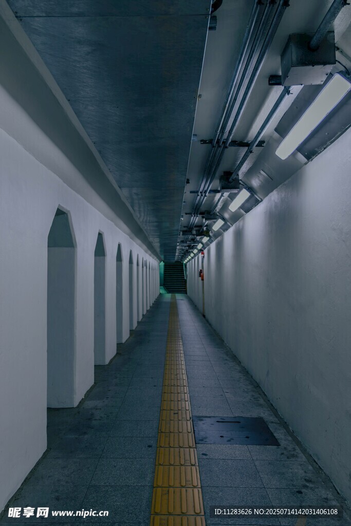 空旷幽深的地下通道