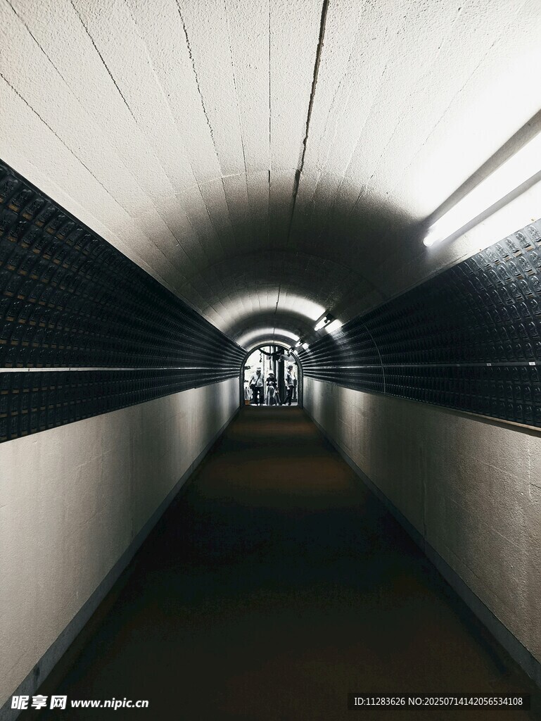 地下通道内景