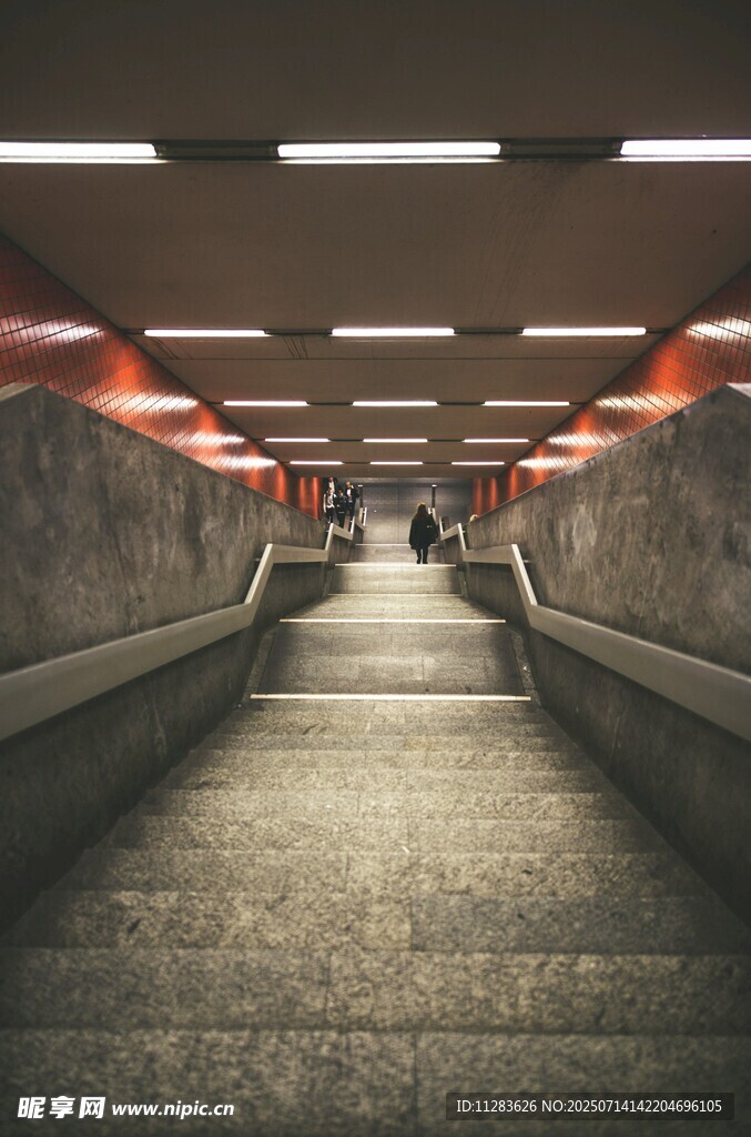 空旷地铁站通道