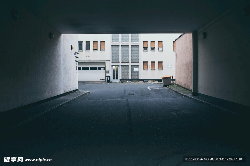 昏暗通道尽头的建筑物