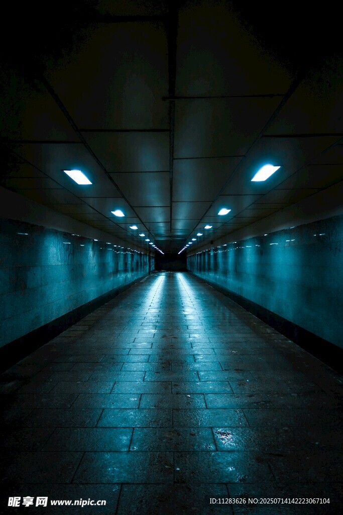 昏暗地下通道的神秘光影